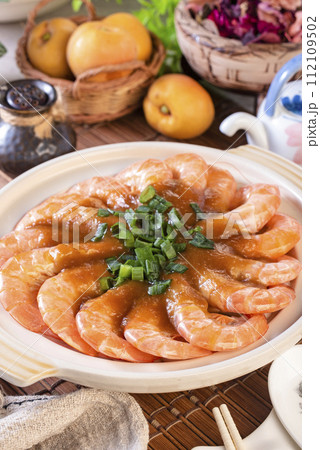 Garlic rice noodles with shrimps 112109502