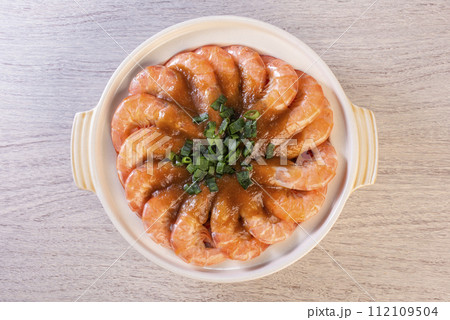 Garlic rice noodles with shrimps 112109504
