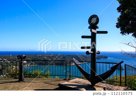 展望台から見る下田湾。ロープウェイで登る下田駅近くの寝姿山自然公園。 静岡県伊豆半島下田市。 20 展望台から見る下田湾。ロープウェイで登る下田駅近くの寝姿山自然公園。 静岡県伊豆半島下田市。 20 112110575