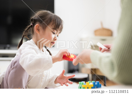 部屋で親子でブロックなどを楽しんで遊ぶイメージ 112110851