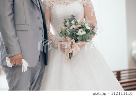 結婚式場バージンロードで入場する新婦のイメージ素材 112111110