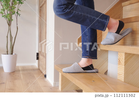 階段を下りる女性 112111302