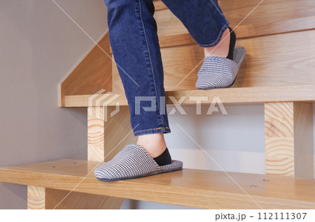 階段を下りる女性 112111307