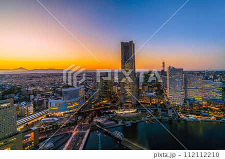日本の横浜都市景観 横浜の街。桜木町駅やロープウェイ桜木町側の駅舎などを望む。左奥に富士山 日本の横浜都市景観 横浜の街。桜木町駅やロープウェイ桜木町側の駅舎などを望む。左奥に富士山 112112210