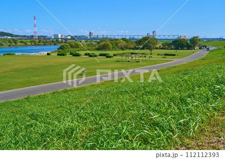 東京都葛飾区柴又7丁目の矢切の渡し付近の江戸川河川敷から南側の眺望(北総鉄道 江戸川橋梁など) 112112393