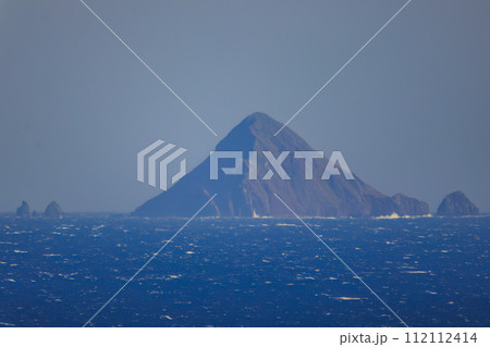 展望台から見る伊豆諸島の鵜渡根島。ロープウェイで登る下田駅近くの寝姿山自然公園。  静岡県伊豆半島下 112112414