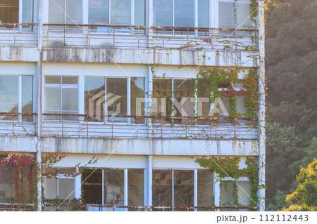 趣あるホテルの廃墟。古くからの歴史あふれる下田公園。  静岡県伊豆半島下田市。 2023年10月21 112112443