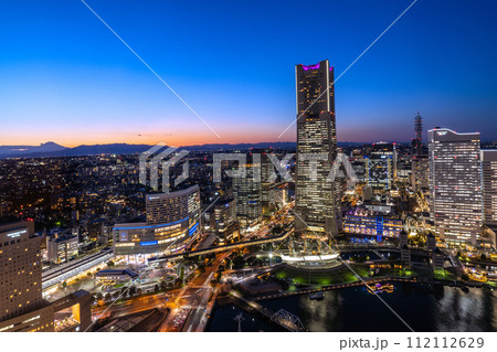 日本の横浜都市景観　横浜の街。桜木町駅やロープウェイ桜木町側の駅舎などを望む。左奥に富士山 112112629