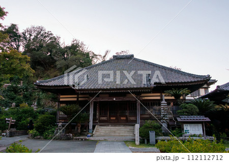 夕暮れの了仙寺.古くからの歴史あふれる下田の町並み。  静岡県伊豆半島下田市。 2023年10月21 112112712