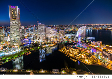 日本の横浜都市景観　横浜の街。桜木町駅前の横浜ランドマークタワーや日本丸、アニヴェルセルなどを望む 112113154