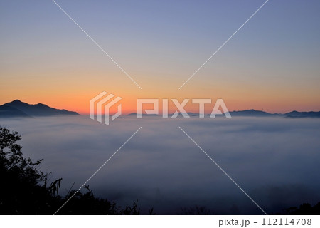 宝山公園展望台からの夜久野高原の雲海 宝山公園展望台からの夜久野高原の雲海 112114708
