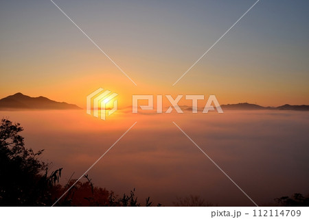 宝山公園展望台からの夜久野高原の雲海 宝山公園展望台からの夜久野高原の雲海 112114709