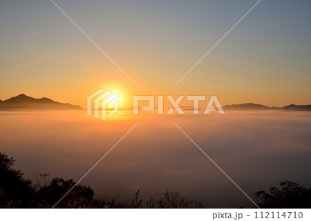 宝山公園展望台からの夜久野高原の雲海 宝山公園展望台からの夜久野高原の雲海 112114710