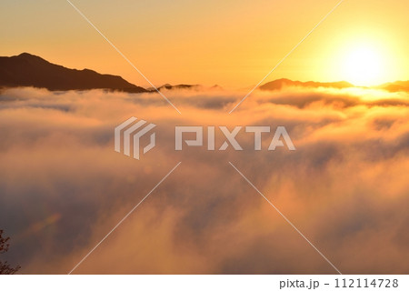 宝山公園展望台からの夜久野高原の雲海 宝山公園展望台からの夜久野高原の雲海 112114728