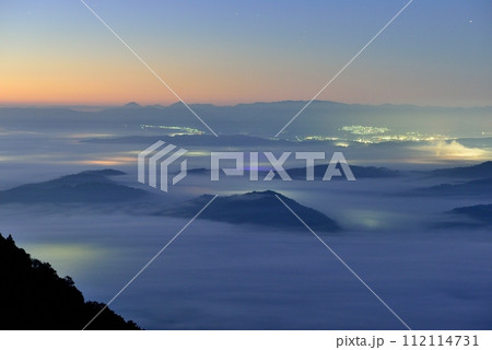 御斎（おとぎ）峠展望台からの伊賀盆地の雲海 112114731
