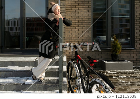 Lifestyle concept, a young woman rented a bicycle to spend an interesting time 112115639