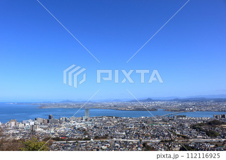 池の内展望地からの大津市街地と琵琶湖越しに見える草津市、守山市方面の眺め 112116925
