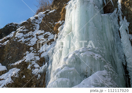 横から見る氷結した滝 112117020