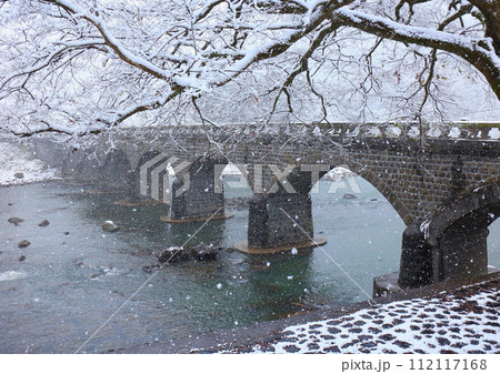 雪降る耶馬渓橋（八連橋・国指定重要文化財・中津市） 112117168