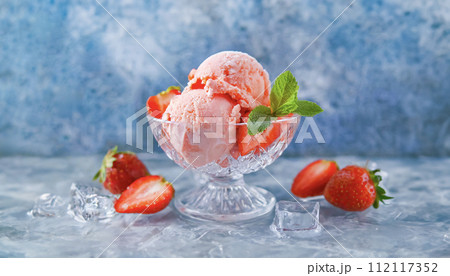 ガラスの器に盛られた苺味のアイスクリーム 112117352