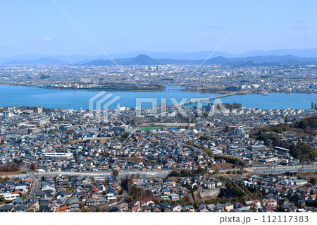 大津市街地と琵琶湖の対岸の草津市の風景 112117383