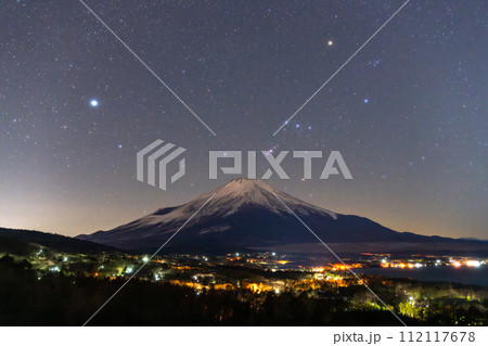 《山梨県》富士山と星空の風景・山中湖パノラマ台の眺望 112117678