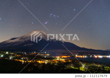 《山梨県》富士山と星空の風景・山中湖パノラマ台の眺望 《山梨県》富士山と星空の風景・山中湖パノラマ台の眺望 112117679