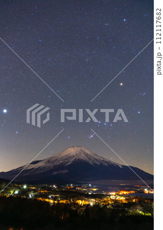 《山梨県》富士山と星空の風景・山中湖パノラマ台の眺望 112117682