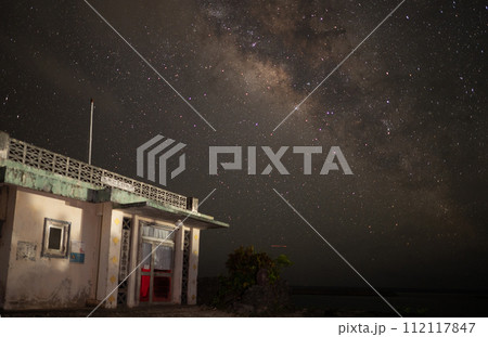 与那国島診療所の夜空に広がるい天の川 与那国島診療所の夜空に広がるい天の川 112117847
