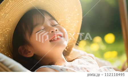 昼寝する子供、かわいい笑顔の日本人の女の子 112118495