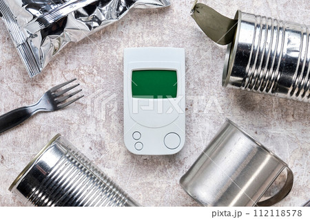 コンクリートの上のガイガーカウンター 112118578