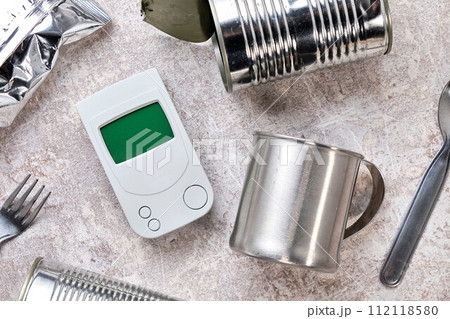 コンクリートの上のガイガーカウンター コンクリートの上のガイガーカウンター 112118580