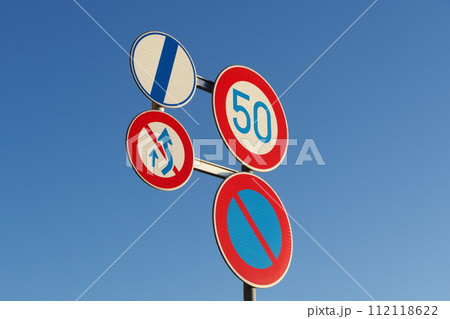 道路標識　最高速度　駐車禁止　追越しのための右側部分はみ出し通行禁止終わり　 112118622