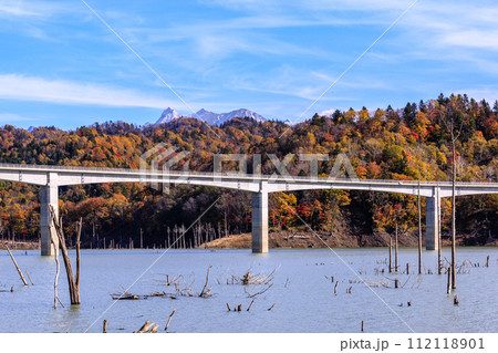 北海道夕張市、うっすら雪化粧の夕張岳とシューパロ湖の紅葉【10月】 北海道夕張市、うっすら雪化粧の夕張岳とシューパロ湖の紅葉【10月】 112118901