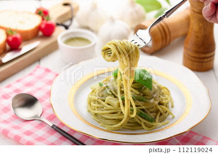 ジェノベーゼ バジルを使った鮮やかなグリーンのパスタ ジェノベーゼ バジルを使った鮮やかなグリーンのパスタ 112119024