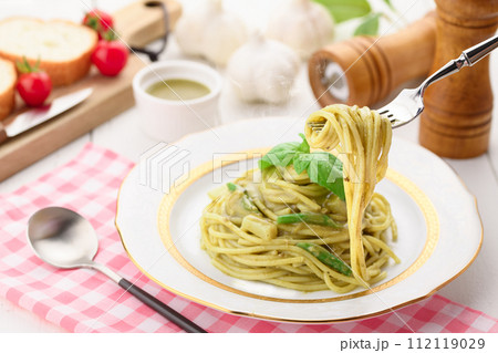 ジェノベーゼ バジルを使った鮮やかなグリーンのパスタ 112119029