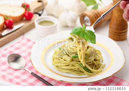 ジェノベーゼ バジルを使った鮮やかなグリーンのパスタ ジェノベーゼ バジルを使った鮮やかなグリーンのパスタ 112119033