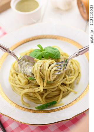 ジェノベーゼ バジルを使った鮮やかなグリーンのパスタ ジェノベーゼ バジルを使った鮮やかなグリーンのパスタ 112119038