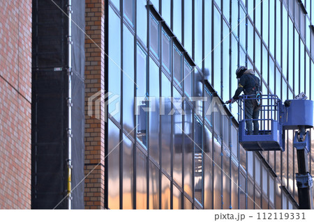 工事現場　高所作業車でシーリング工事の作業風景　 112119331