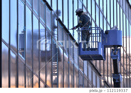 工事現場　高所作業車でシーリング工事の作業風景　 112119337