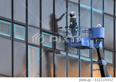 工事現場 高所作業車でシーリング工事の作業風景 工事現場 高所作業車でシーリング工事の作業風景 112119352