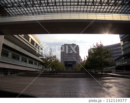 夏休み中の夕方にひっそりした九州大学伊都キャンパス　福岡県福岡市西区元岡 112119377