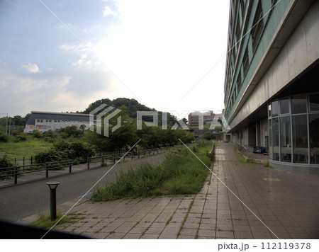夏休み中の夕方にひっそりした九州大学伊都キャンパス 福岡県福岡市西区元岡 夏休み中の夕方にひっそりした九州大学伊都キャンパス 福岡県福岡市西区元岡 112119378