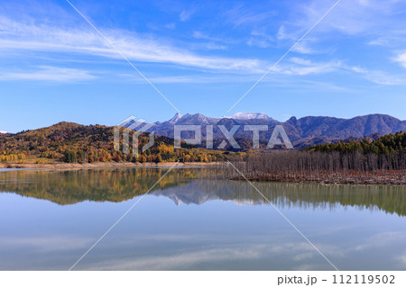 北海道夕張市、シューパロ湖の水鏡に映る秋の夕張岳【10月】 112119502