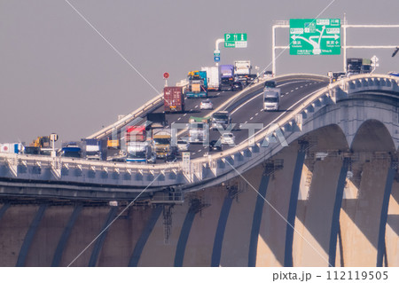 《千葉県》東京湾アクアライン・木更津方面からのぞむ 112119505