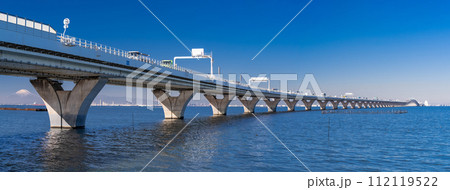 《千葉県》東京湾アクアライン・木更津方面からのぞむ 112119522