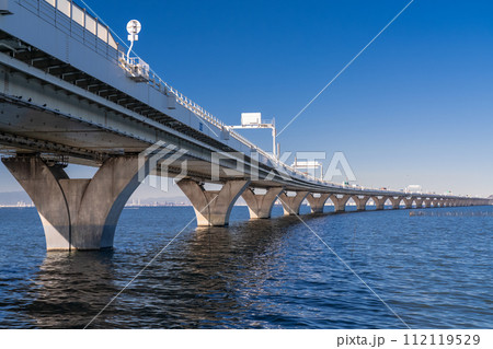 《千葉県》東京湾アクアライン・木更津方面からのぞむ 112119529