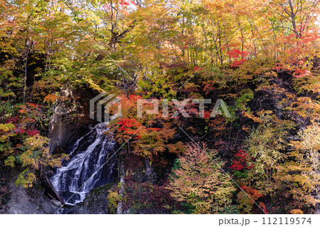 北海道夕張市、夕張川に注ぐ小川から流れ落ちる滝と紅葉【10月】 北海道夕張市、夕張川に注ぐ小川から流れ落ちる滝と紅葉【10月】 112119574