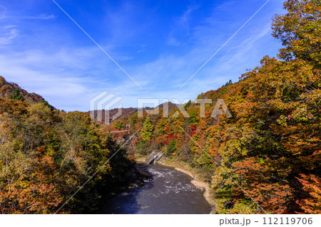 北海道夕張市、紅葉の滝の上公園と夕張川【10月】 112119706