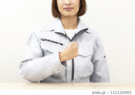 作業服を着た女性 112120405